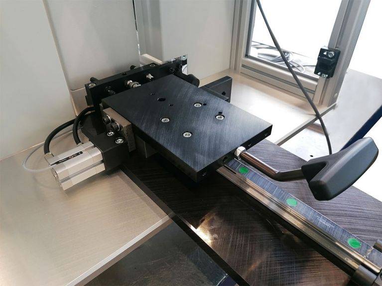 BalTec manual sliding table in a protection housing BalTec手动滑动工作台,带保护外壳